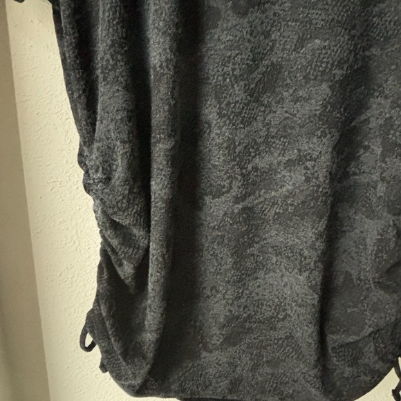 Simply Vera Vera Wang Dark Gray Short Sleeve Tee - Picture 2 of 7